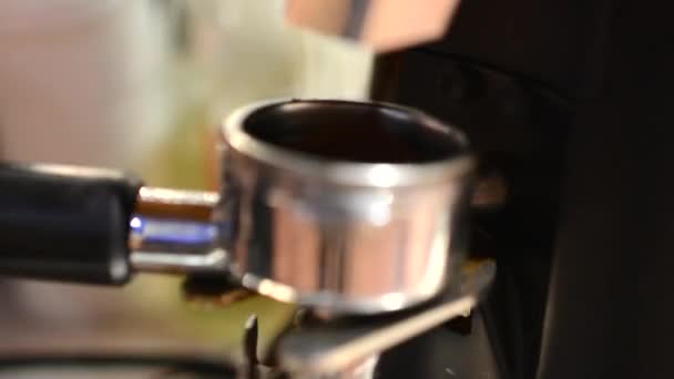 Barista prepares coffee - Video