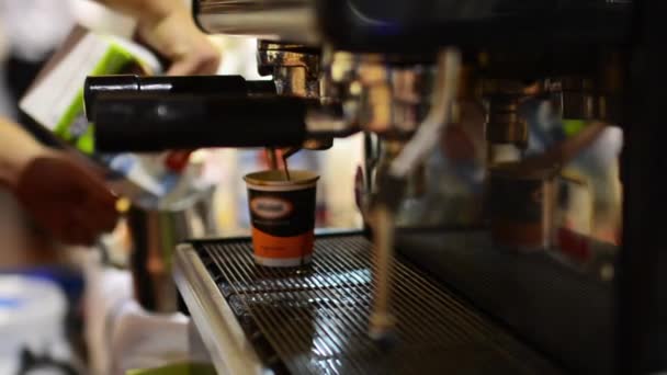 Barista előkészíti a kávét a kávéfőző - kupa - Felvétel, videó