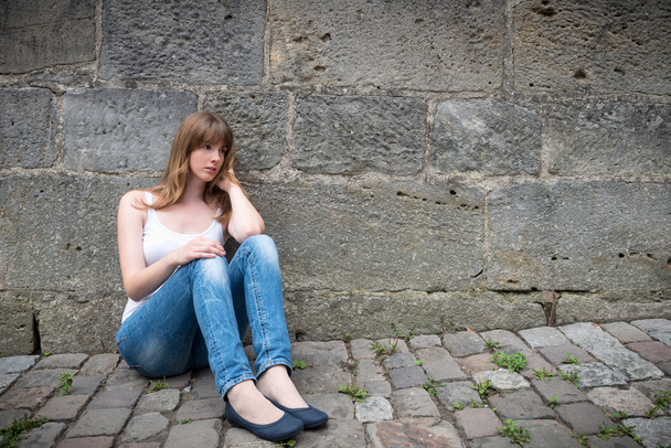 Mujer joven buscando reflexivo acerca de los problemas
  - Foto, imagen