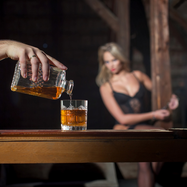 Mężczyzna wlać whisky dla kochanka - Zdjęcie, obraz