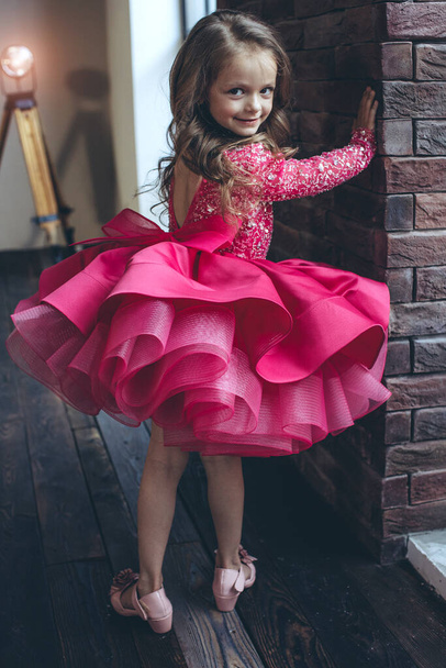 Onnellinen pikkutyttö kauniissa mekossa. Laadukas kuva - Valokuva, kuva