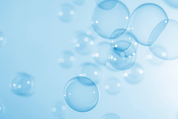 Abstract Beautiful Transparent Blue Soap Bubbles Background Мильна вода бульбає воду - Фото, зображення