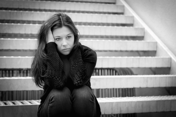 Молода жінка розмірковує про неприємності
  - Фото, зображення