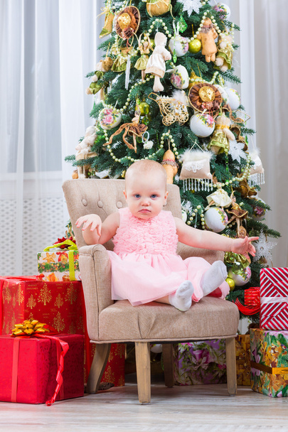 baby girl with christmas present - Фото, зображення