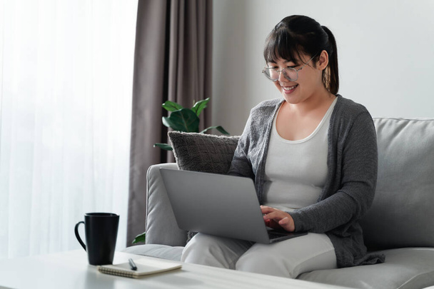 vrouw met laptop thuis of op het werk - Foto, afbeelding