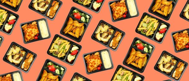 Kunststoffboxen mit leckerem Essen für die Lieferung auf farbigem Hintergrund - Foto, Bild