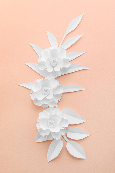 Composition with beautiful paper flowers and leaves on pink background - Foto, Imagem