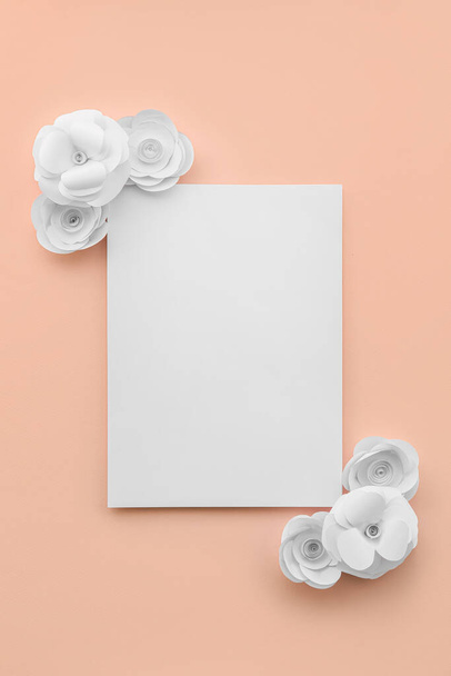 Paperi arkki kukkia vaaleanpunainen tausta - Valokuva, kuva