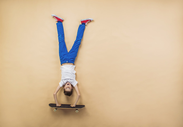 Boy with skateboard - Zdjęcie, obraz
