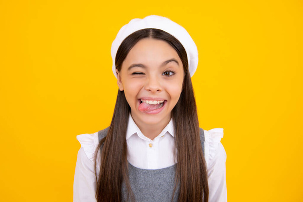 Забавні діти перевертаються обличчям. Портрет дурної дівчинки-підлітка, яка посміхається і показує мову в камері, роблячи смішні обличчя
 - Фото, зображення