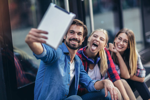 Grupo de amigos que toman selfie con tableta pc - Foto, imagen