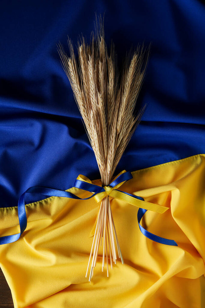 Ukrainan lippu spikelets nauhat puinen tausta - Valokuva, kuva