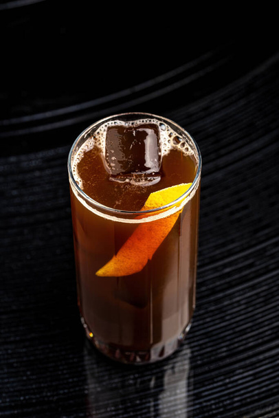 Frissítő citrus- és alkoholtartalmú koktél sötét alapon - Fotó, kép
