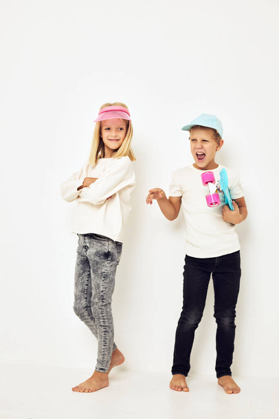 Moderni teini poseeraa yhdessä pelata hauskempaa yhdessä eristetty tausta. Laadukas kuva - Valokuva, kuva