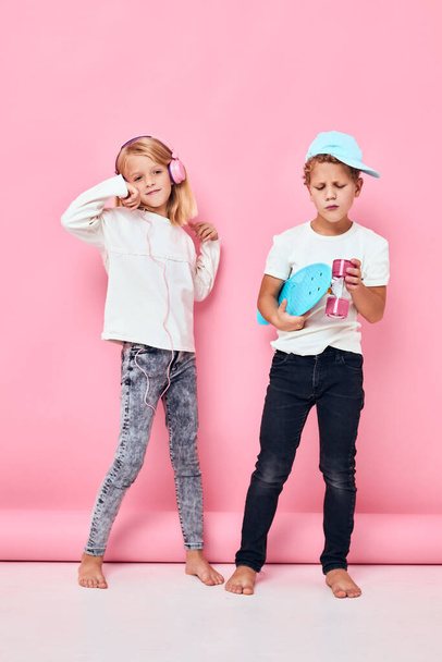 Мальчик в кепке и девочка Играть более весело вместе образ жизни детство. Высокое качество фото - Фото, изображение
