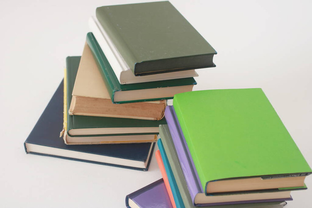 Stapel schoolboeken op witte badkground - Foto, afbeelding