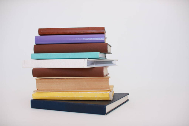 Stapel Schulbücher auf weißem Dachboden - Foto, Bild