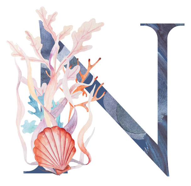 Blauer Großbuchstabe N verziert mit aquarellfarbenen Algen, Korallen und Muscheln isolierte Illustration. Handgezeichnetes Unterwasser-Element für Hochzeitsschreibwaren am Strand. Alphabet marine design - Foto, Bild