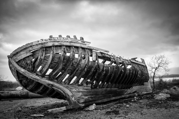 Siyah beyaz eski ahşap bir geminin kalıntıları. - Fotoğraf, Görsel