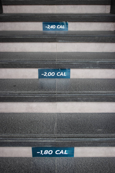Le nombre de calories compter sur les escaliers. Concept d'étapes se déplaçant pour l'activité physique. - Photo, image