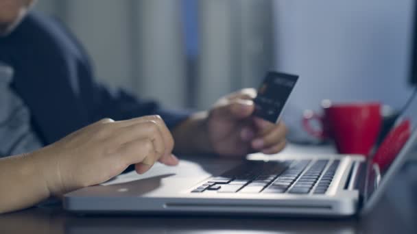 B rulo Yavaş El Hareketi klavyeyi yazıp kredi kartı tutarken internetten alışveriş yapıyor. Kredi kartı sahibi bankaya online ödeme yapıyormuş. Bilgisayarla web mağazasında satın almak için ödeme - Video, Çekim