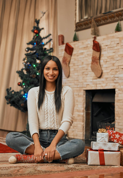 Izgatott vagyok, hogy megoszthatom ezt a szezont a szeretteimmel. Egy fiatal nő portréja, aki otthon ünnepli a karácsonyt. - Fotó, kép