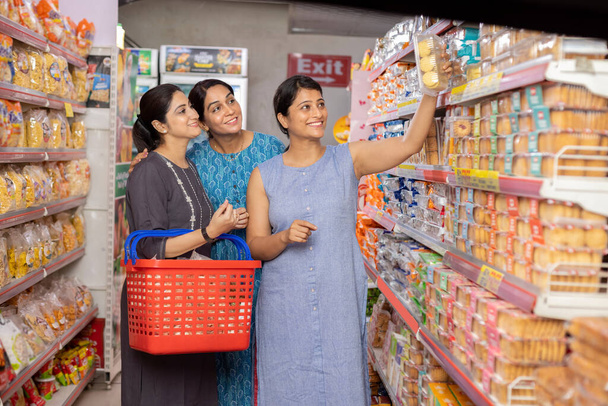 Women shopping together in supermarket - Fotoğraf, Görsel