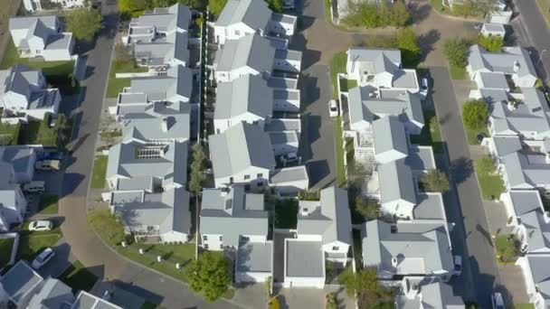 Casas de filmación de drones de ángulo alto en una zona residencial construida. - Imágenes, Vídeo