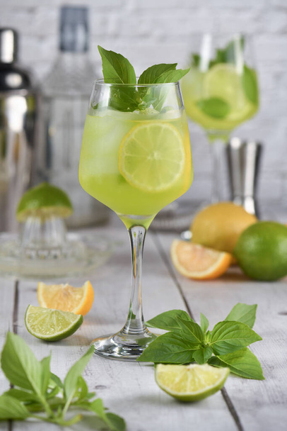 Thai basil smash cocktail   and lemon. Refreshing organic gin drink. - Foto, immagini