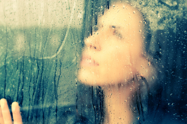 Mujer parada frente a la ventana
 - Foto, imagen
