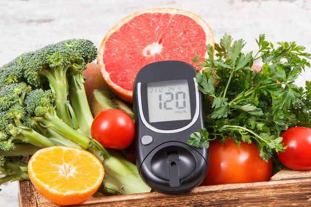 Glucometer with result of sugar level and natural fruits with vegetables. Diabetes and nutritious healthy food containing minerals and vitamins - Fotoğraf, Görsel