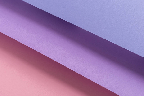 Diseño de papel plegado rosa lila material telón de fondo. Vista superior, plano. - Foto, Imagen