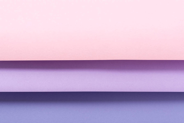 Σχεδιασμός από διπλωμένο χαρτί ροζ λιλά φόντο υλικό. Πάνω άποψη, επίπεδη lay. - Φωτογραφία, εικόνα
