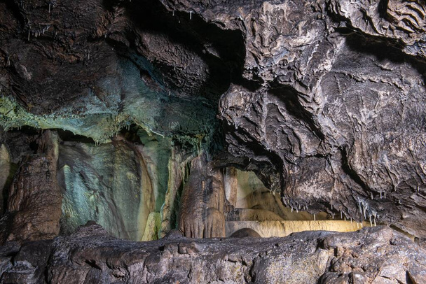 басейни і вапнякові бетони всередині печери
 - Фото, зображення