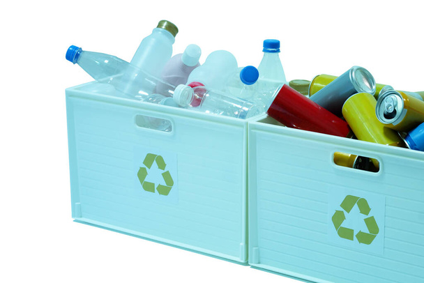 Butelki na wodę pitną i pojemniki na odpady w pojemnikach na śmieci w celu oddzielenia materiałów pochodzących z recyklingu wyizolowanych na białym tle - Zdjęcie, obraz