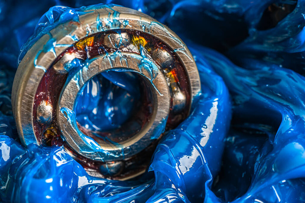 Кульковий підшипник з нержавіючої сталі з синім високоякісним синтетичним літієвим комплексом мастилом, високими температурами та змащенням машин для автомобілів та промислових
. - Фото, зображення