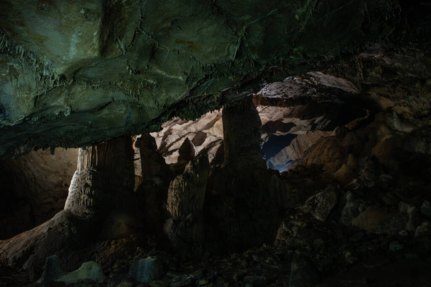 large central chamber of the cave with columns of stalactites and stalagmites - Foto, imagen