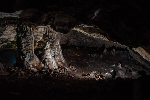 велика центральна кімната печери з колонами сталагтитів і сталагмітів
 - Фото, зображення