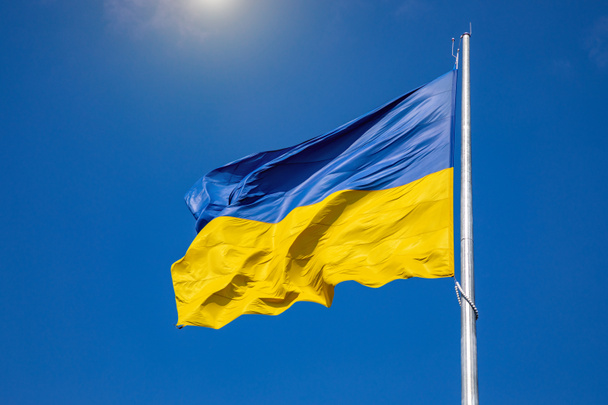 Vlag van Oekraïne op een achtergrond van blauwe lucht. De grootste vlag in Oekraïne. - Foto, afbeelding