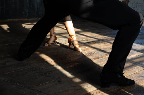 Пара ног двух профессиональных бальных танцоров танцуют на чердаке студии. Арт-перформанс с плотным дымом. Концепция Sport Life. Страсть и эмоциональный танец. - Фото, изображение