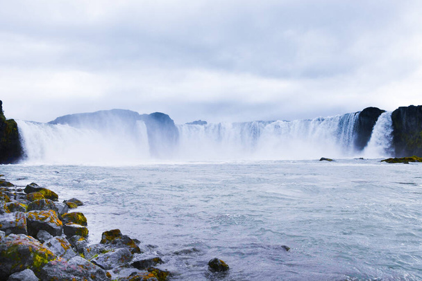 Detailní záběr jednoho z nejznámějších a nejrozsáhlejších vodopádů na sopečném ostrově Island na severu Evropy během zamračeného dne - Fotografie, Obrázek