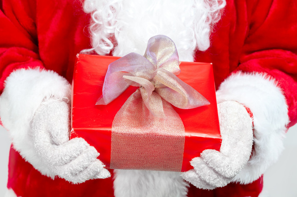 Hands of Santa Claus with gift - Foto, afbeelding