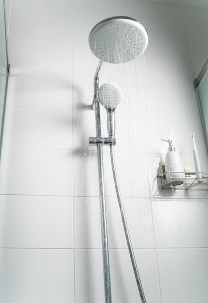 chorros de agua limpia que fluyen en la cabina de ducha. Enfoque selectivo. - Foto, imagen