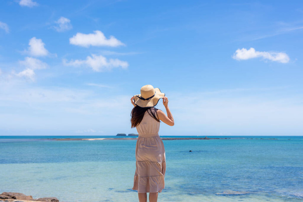 Žena vychutnat výhled na moře v létě - Fotografie, Obrázek