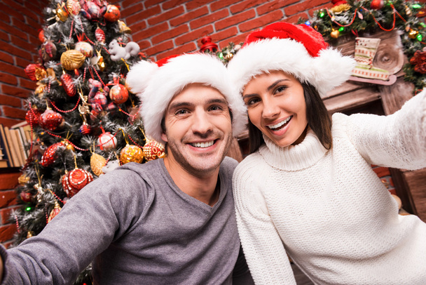 Loving couple making selfie on Christmas - Foto, Imagem