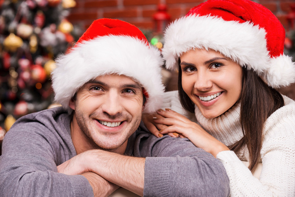 Loving couple in Santa hats - Foto, Imagen