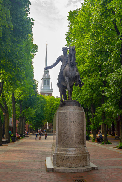 The Statue of Paul Revere and Old North Church behind at the Paul Revere Mall,  Boston, Massachusetts - Fotoğraf, Görsel