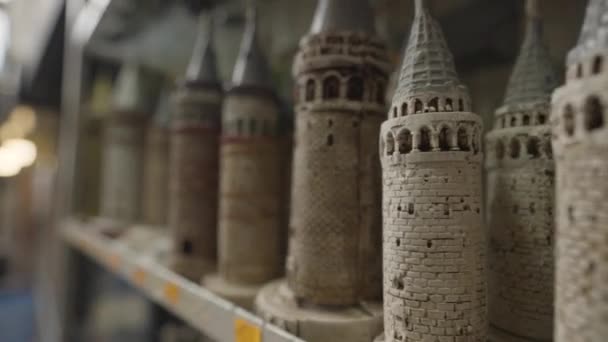  Souvenirs. Actie. Houten keurig gemaakte torentjes die op de markt worden verkocht. Hoge kwaliteit 4k beeldmateriaal - Video