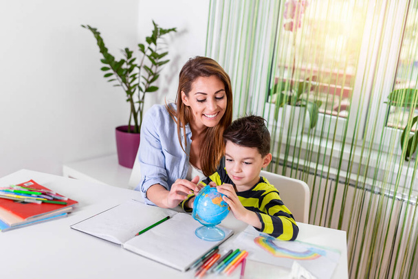 Lernen von zu Hause aus, Home School Kid Konzept. Kleine Jungen lernen mit Online-Lernen mit Hilfe der Mutter. Quarantäne und soziale Distanzierung. Lernen zu Hause, Online-Lernen. - Foto, Bild