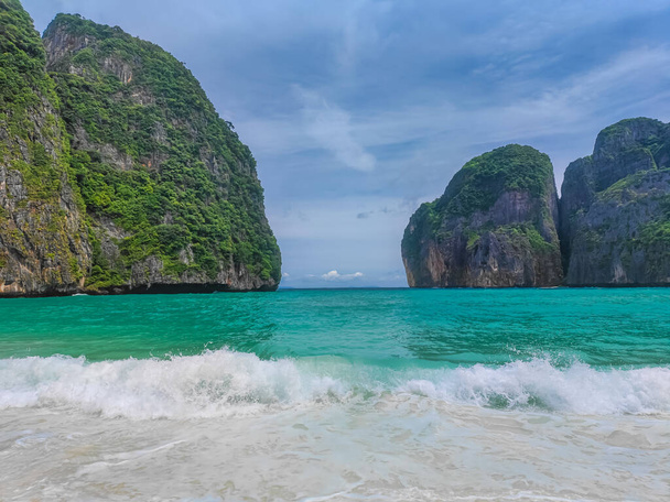 Maya bay beach with turquoise water and waves with no people in a paradise island Koh Phi Phi Le. Located in Andaman sea in Thailand - Foto, Bild